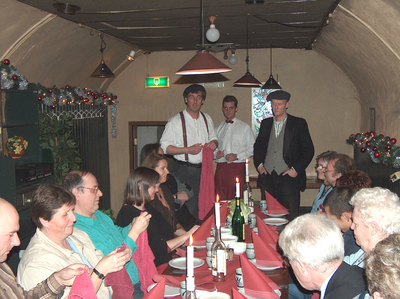 878154 Afbeelding van het kerstdiner voor de medewerkers van het Volksbuurtmuseum Wijk C in restaurant Tantes Bistro, ...
